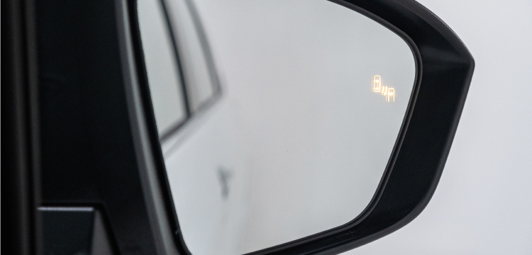 Hệ thống cảnh báo điểm mù (BSM) Giúp cải thiện những hạn chế trong phạm vi quan sát của gương chiếu hậu. Khi chuẩn bị chuyển làn đường, người lái sẽ được thông báo nếu có xe khác đang ở trong hoặc chuẩn bị tiến vào vùng mù, vốn là những vị trí khuất tầm nhìn trên gương chiếu hậu ngoài xe.