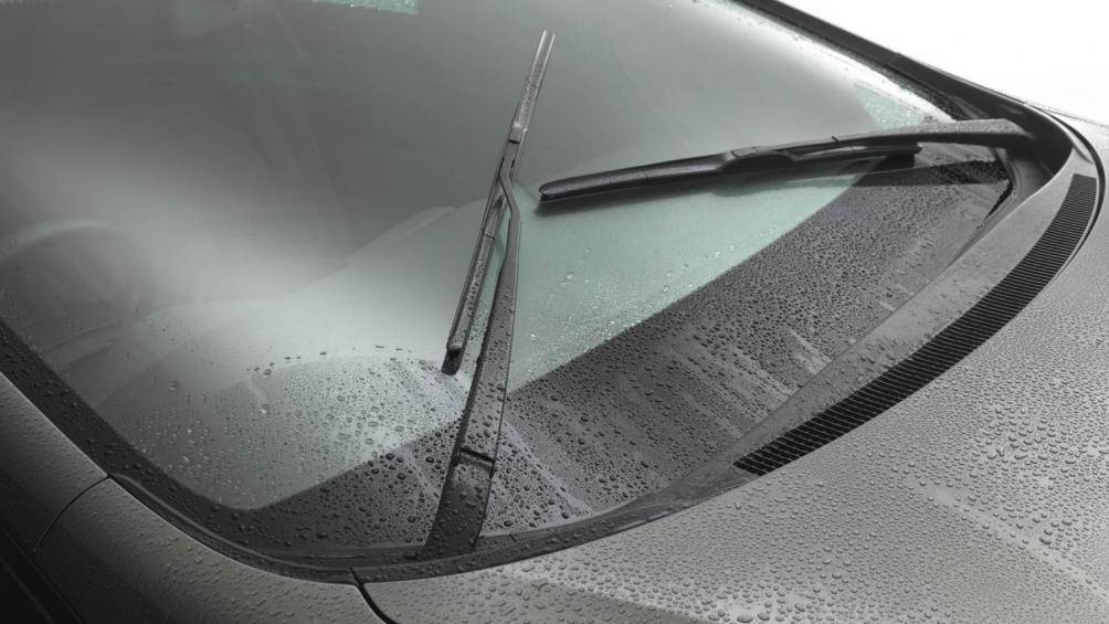Cần gạt mưa trên xe ô tô