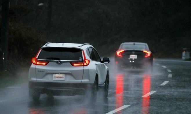 Người lái cần giữ khoảng cách an toàn với xe khác khi di chuyển trong mưa để có thể phòng tránh tai nạn đáng tiếc.