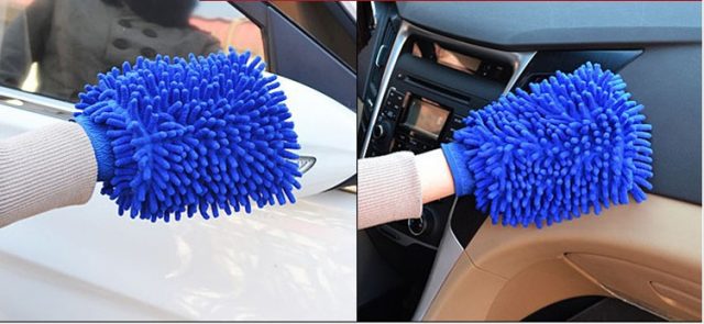 Dùng găng tay chuyên dụng để lau rửa xe ô tô