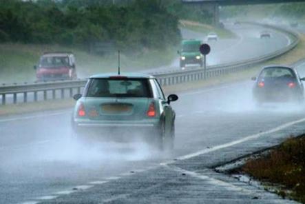 Lưu ý quan trọng để lái xe an toàn khi trời mưa lớn