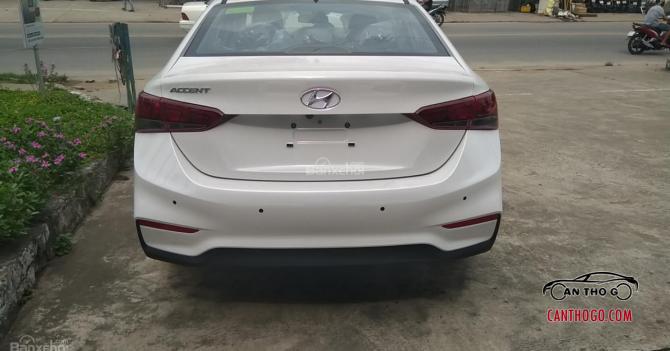 Bán Accent 1.4 MT màu trắng, xe giao ngay trong tháng 11 này, tặng phụ kiện 7 món