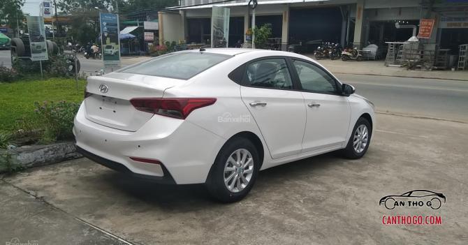 Bán Accent 1.4 MT màu trắng, xe giao ngay trong tháng 11 này, tặng phụ kiện 7 món