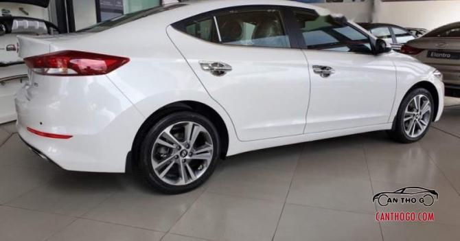 Cần bán Hyundai Elantra 2019, màu trắng, nhập khẩu
