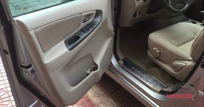 Cần bán xe Innova G, số tự động, SX 2012, màu bạc xe zin toàn bộ