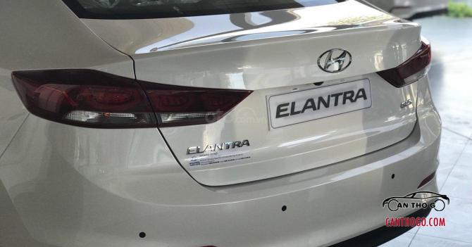 Xe Hyundai Elantra