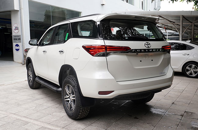 toyota fortuner can tho duoi xe
